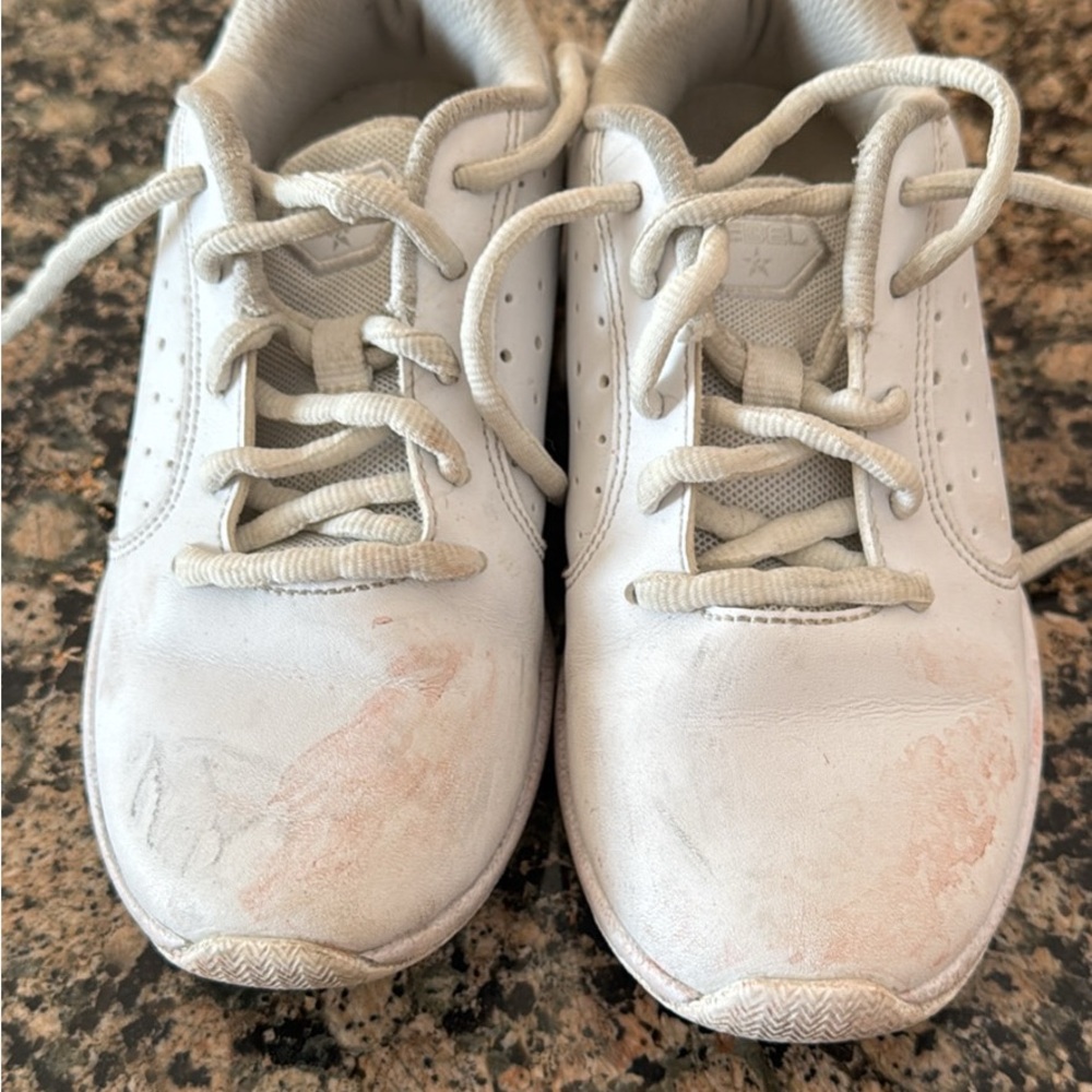 Cheer White Sneakers with Low-Top Design and Textured Fabric